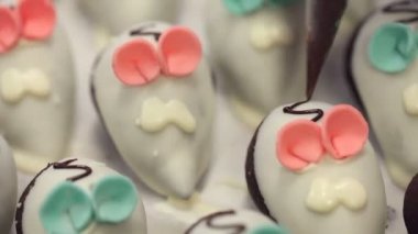 Pasta Kek şekil farelerin siyah beyaz dekorasyon eller