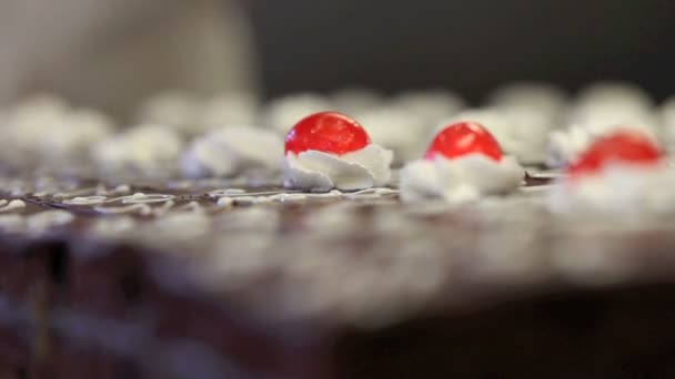 Mãos de confeiteiro cerejas cristalizadas em nata — Vídeo de Stock