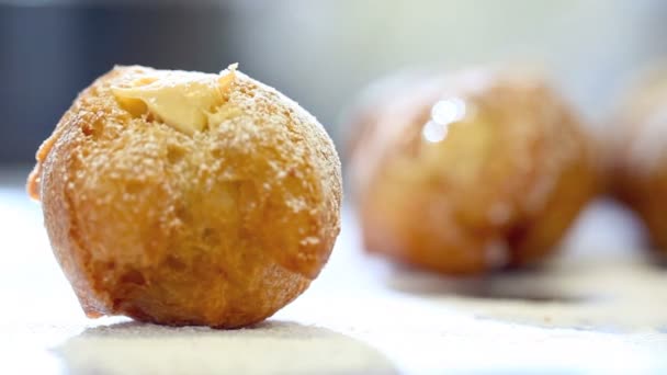 Pasteles rellenos de crema con azúcar en polvo — Vídeo de stock