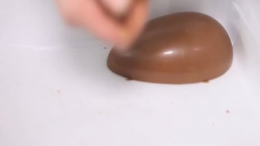 Çikolata Paskalya yumurtaları çalışan eller pasta şefi
