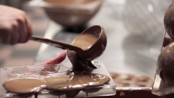 Pastry chef arbetar choklad påsk chick — Stockvideo