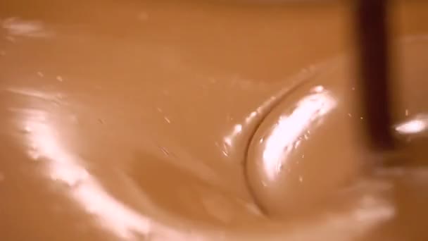 Pastelero trabajando chocolate Huevos de Pascua — Vídeos de Stock