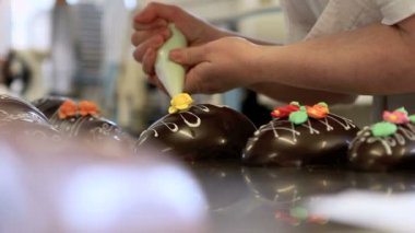 Eller pasta dekorasyon çikolata Paskalya yortusu yumurta