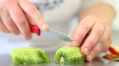 Eller pasta şefi bir meyve tart hazırlanıyor