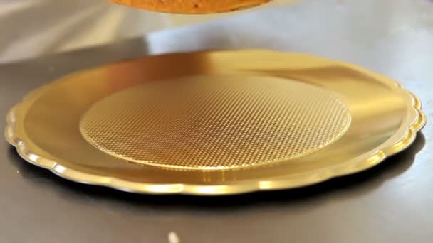 Hands pastry chef preparing a fruit tart — Stock Video