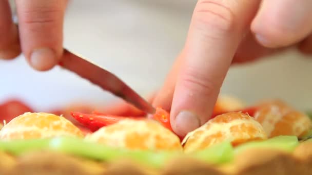 Manos chef pastelero preparando una tarta de frutas — Vídeo de stock