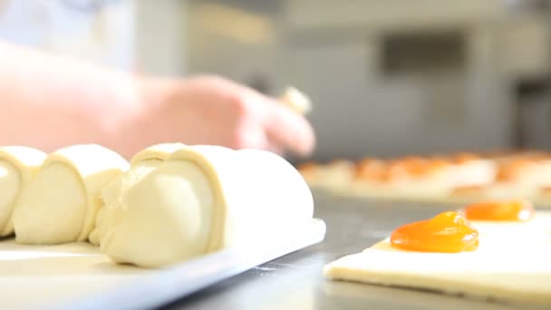 Handen gebak chef-kok werk croissants — Stockvideo