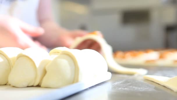 Händerna pastry chef arbete croissanter — Stockvideo