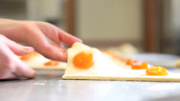 Manos pastelero trabajo croissants — Vídeo de stock