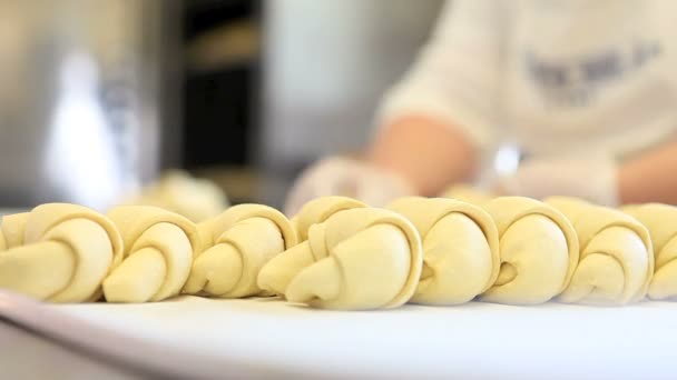 Ruce pečivo kuchař práce croissanty — Stock video