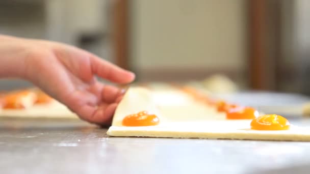 Handen gebak chef-kok werk croissants — Stockvideo