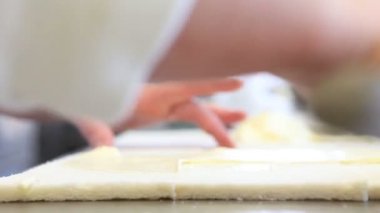 Eller mayonez sandviç üzerine yayılmış