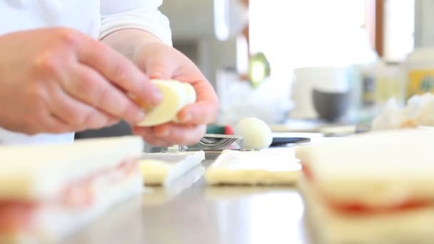 Handen bereiden eieren en asperges sandwich — Stockvideo