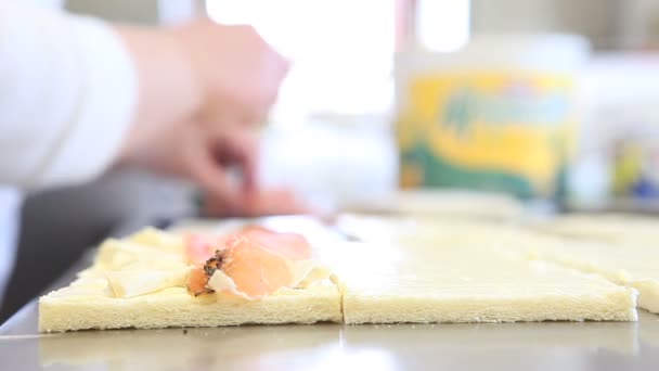Tangan menyiapkan sandwich dengan keju dan ham — Stok Video