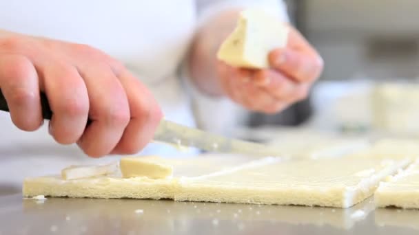 Handen snijd de kaas voor de sandwich — Stockvideo