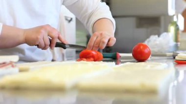 Eller domates Mozzarella peyniri ile sandviç hazırlamak