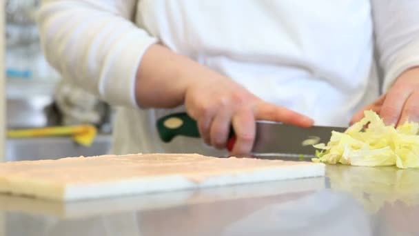 Hände schneiden Salat für das Sandwich — Stockvideo