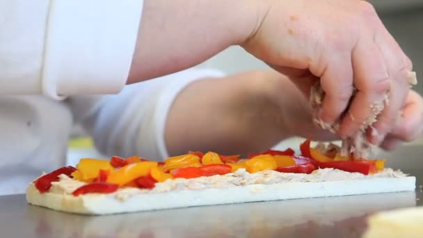 Händerna förbereda en smörgås med paprika och tonfisk — Stockvideo