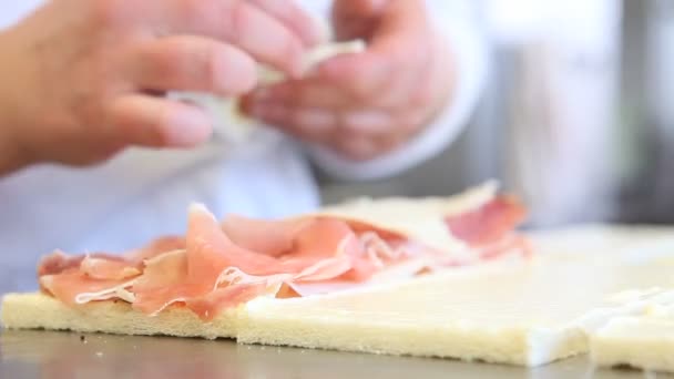 Hände bereiten Sandwich mit Schinken und Käse zu — Stockvideo