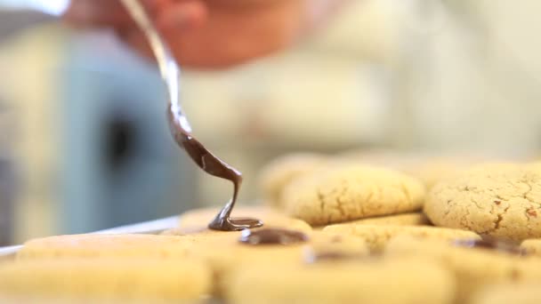 Chef pâtissier préparer des biscuits au chocolat — Video