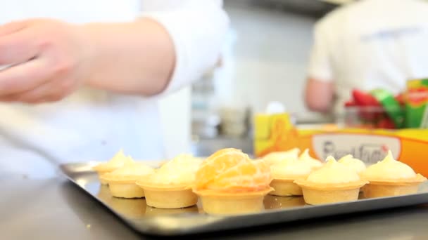 Händerna bakelse förbereda grädde frukt godis — Stockvideo