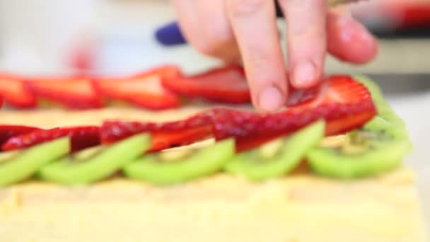 Manos pastelero que prepara un pastel de frutas — Vídeo de stock