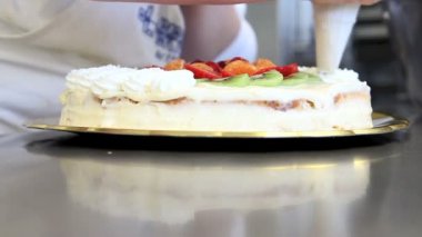 Meyveli kek krem şanti ile pasta şefi hazırlar