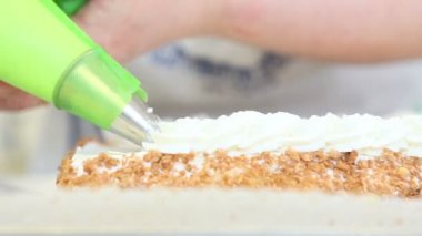 Doldurma ellerini ve garnitür Pasta krema ile