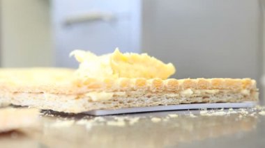 Eller krem puf böreği üzerinde yayılmış