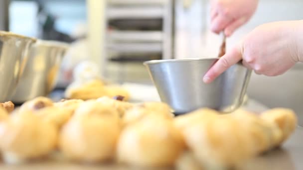 Hands pastry mix to the cream puffs — Stock Video