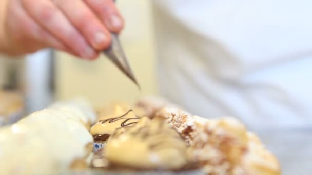 Hands baker decorate pastries — Stock Video