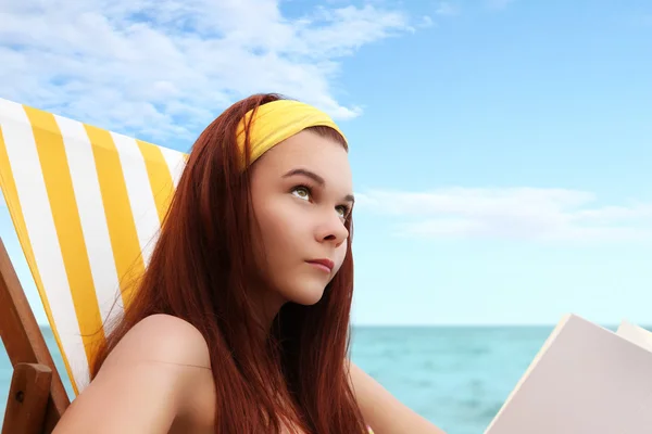 Žena na pláži s knihou — Stock fotografie