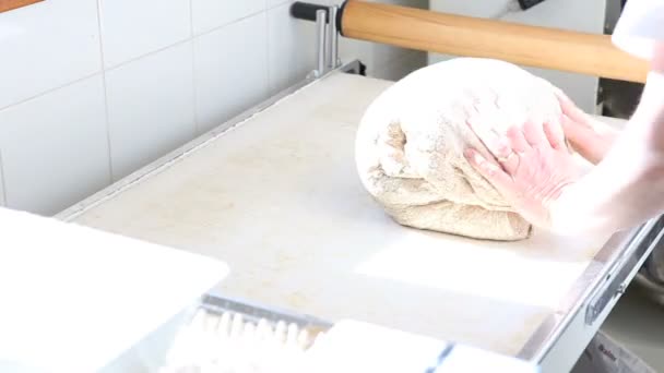 Küchenchef bäckt Hände, die den Teig bewegen — Stockvideo