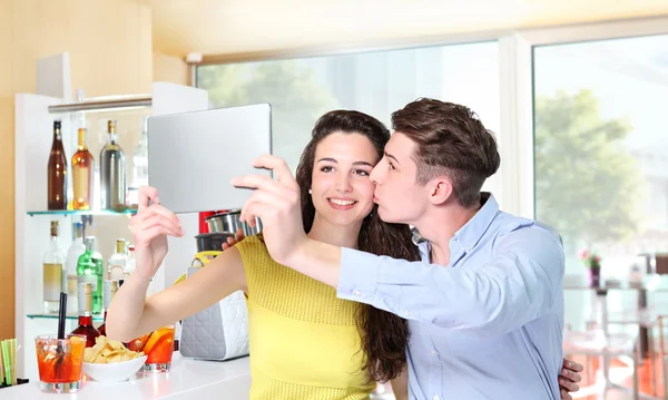 Pasangan tersenyum membuat selfie di coffee bar — Stok Foto