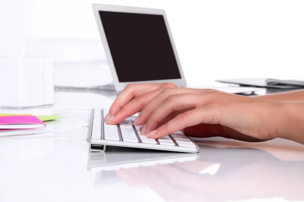 Hände im Büro tippen auf der Tastatur — Stockfoto