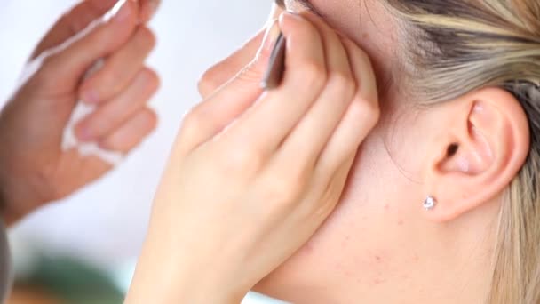 Manos del artista del maquillaje arrancó las cejas — Vídeo de stock