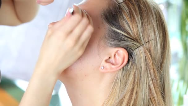 Manos del artista del maquillaje arrancó las cejas — Vídeos de Stock