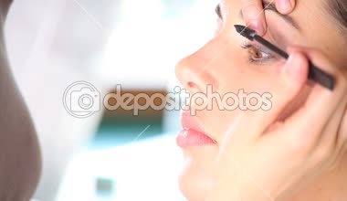 Makyaj sanatçı uygulanan maskara göz kirpikleri modeli üzerinde kapat