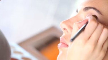 göz farı makyaj fırça kullanarak göz kapağı üzerinde uygulama makyaj sanatçısı