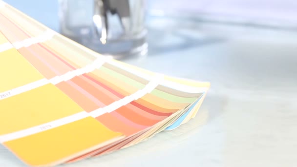Výběr z palety barev stupnice, ukazující ruku — Stock video