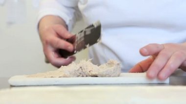 Eller biber, ton balıklı bir sandviç hazırlamak