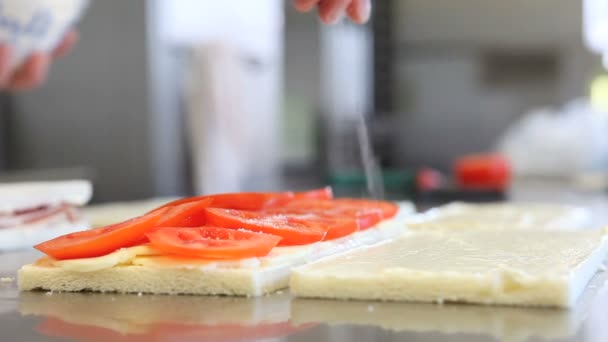 サンドイッチの塩トマトで味付けの手 — ストック動画