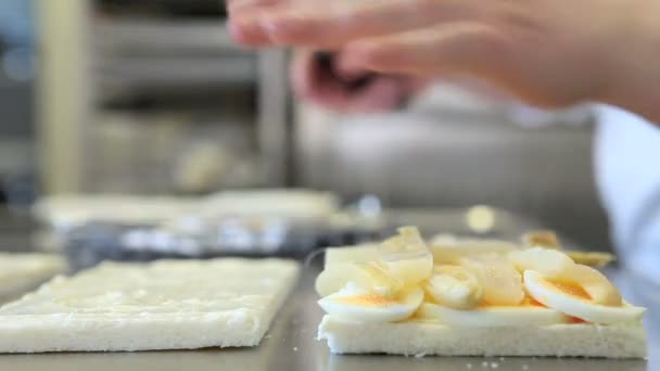 Mãos chef preparar sanduíches — Vídeo de Stock