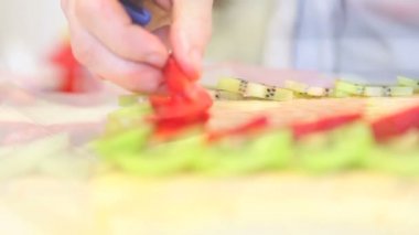 Bir meyveli kek hazırlar eller pasta şefi
