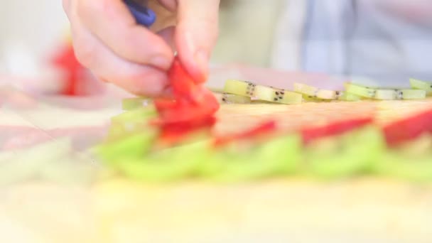 Mãos pasteleiro chef que prepara um bolo de frutas — Vídeo de Stock