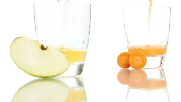 Jus de pomme et de carotte versé dans le verre isolé sur fond blanc — Video