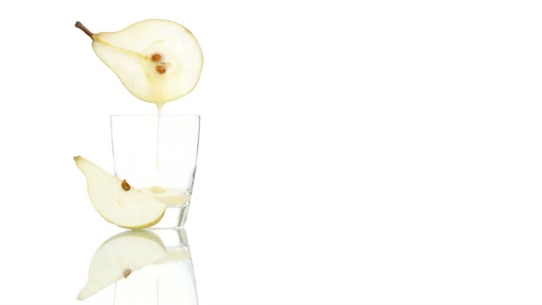 Succo di pera versato nel bicchiere isolato su sfondo bianco — Video Stock