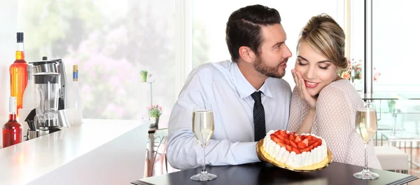 Pareja feliz en el bar con champán y pastel de fresa, amor —  Fotos de Stock