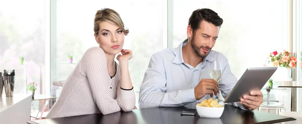 Beziehungsprobleme, Frau enttäuscht, Mann gleichgültig, — Stockfoto