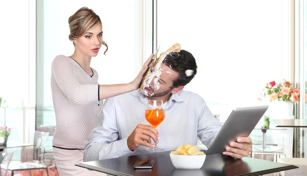Angry woman pulling cake in face to boyfriend cheating — Stock Photo, Image